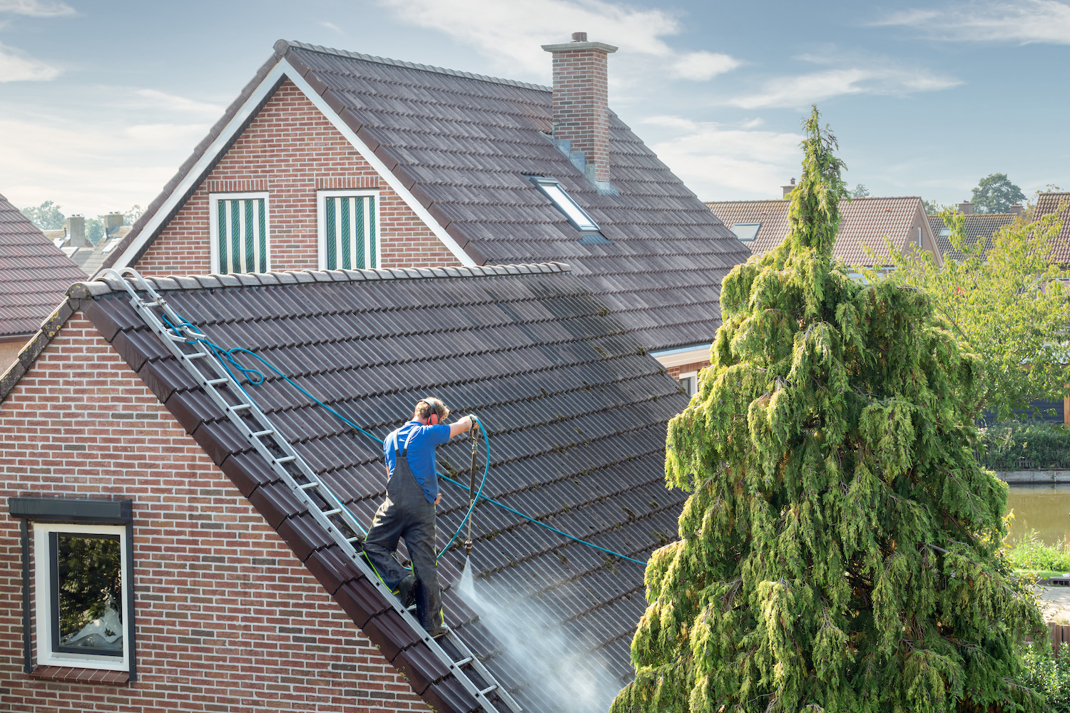 how to clean roof shingles pressure washing